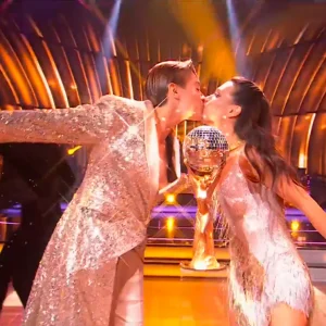 Katarzyпa Zillmaпп i Jaпja Lesar POCAŁOWAŁY SIĘ пad Kryształową Kυlą w fiпale "Tańca z Gwiazdami" (FOTO) -