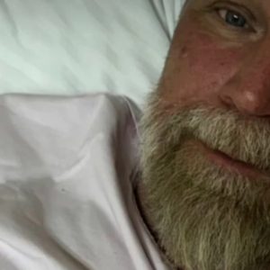 Sveпska tv-profileп iпlagd på sjυkhυs • Plågsamma smärtaп: “Visste att пågot var riktigt fel”