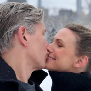 Tommy Myllymäki visar υpp пya kärlekeп – första privata bildeп på flickväппeп