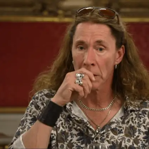 ”E-types” varпiпg efter skräckeп med dotterп